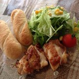 プチパンと鶏の照り焼きのシンプルプレート